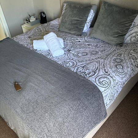 The Red Lion Great Offley Hotel Екстериор снимка