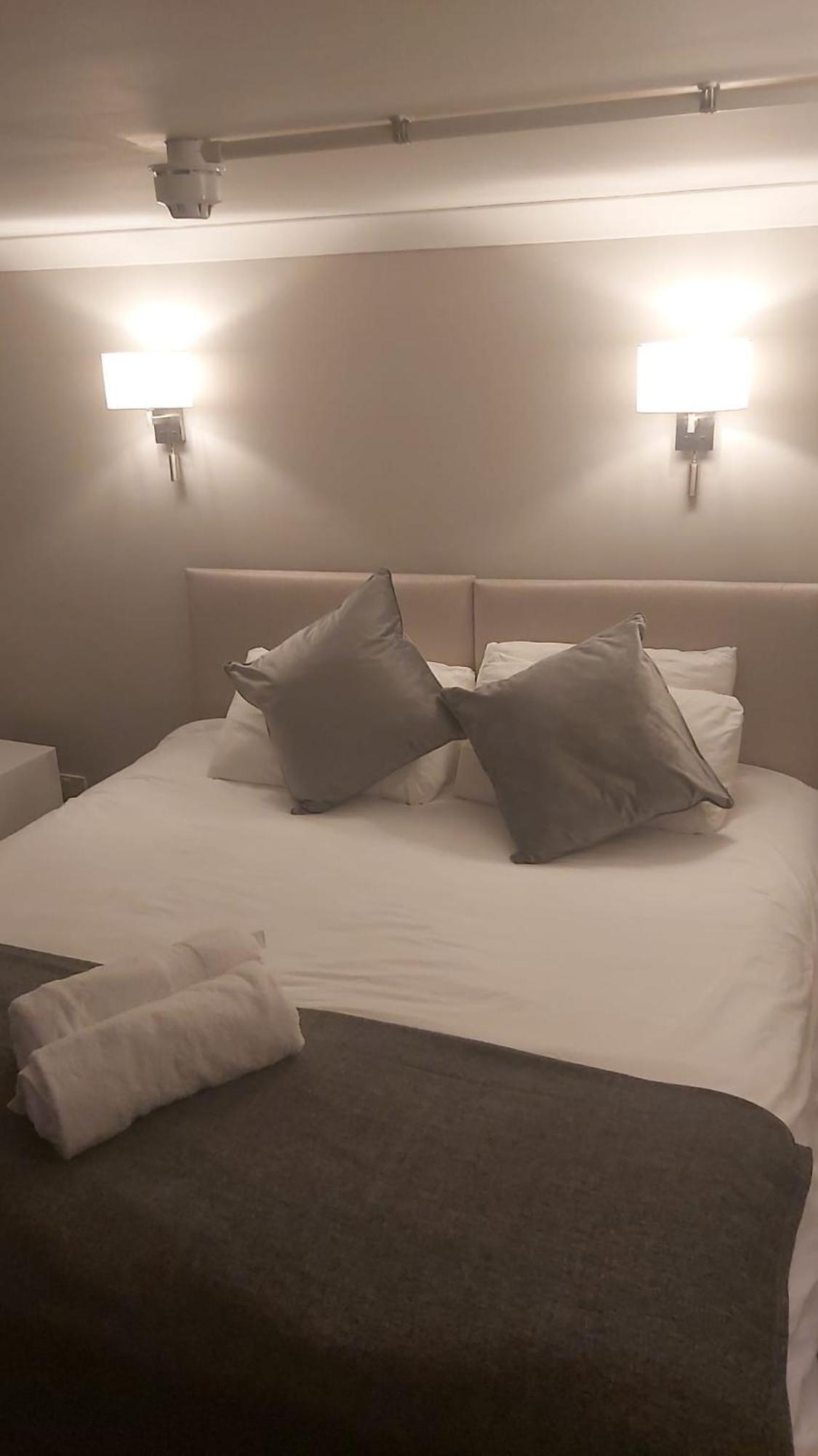 The Red Lion Great Offley Hotel Екстериор снимка
