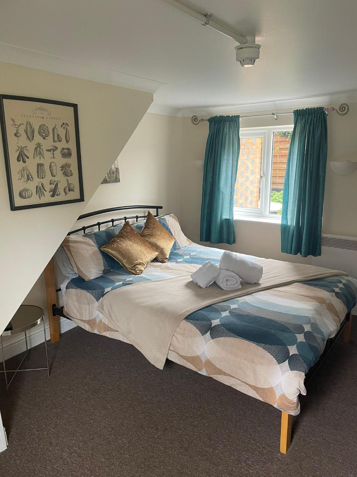 The Red Lion Great Offley Hotel Екстериор снимка